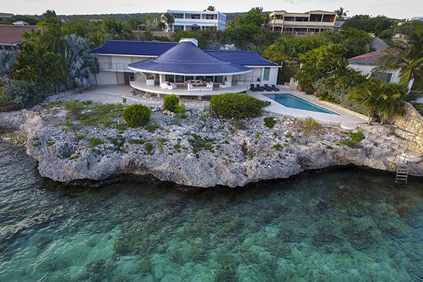 Welkom bij Bonaire's meest mooie, aan zee gelegen villa met privé zwembad in Sabadeco.