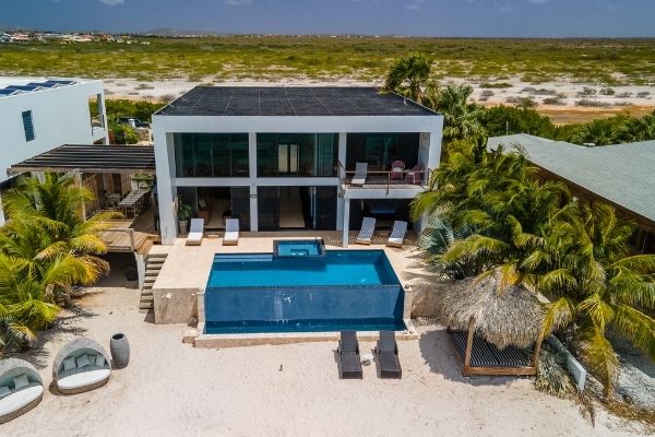 Bonaire Beach Villa 1: luxe en stijlvolle 3 slaapkamer villa op een perfect locatie met zwembad en jacuzzi!