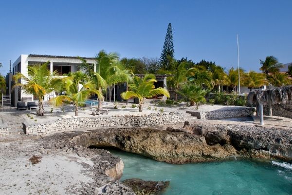 Kas Vierkant is a beautiful ocean front villa and one of the signature villas of Dutch designer Piet Boon!