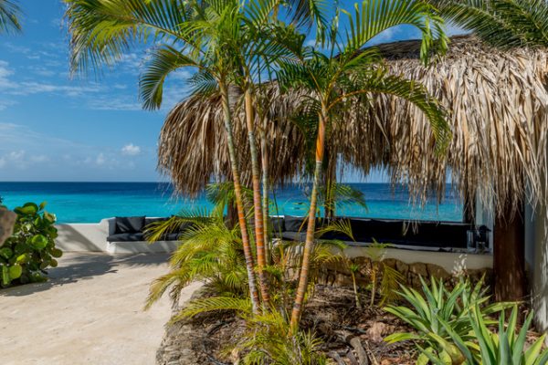 Welkom bij villa Kas Popchi, een prachtige aan zee gelegen villa met een eigen privé strand...