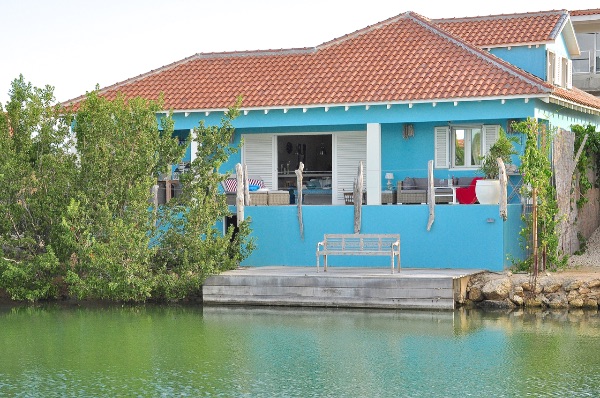 Villa Shanna is a lovely decorated villa with 3 bedrooms and 2 bathrooms. Located right at the waterfront on a small scale and luxury resort.  Asking price: $600.000,- k.k. (buyers costs)
