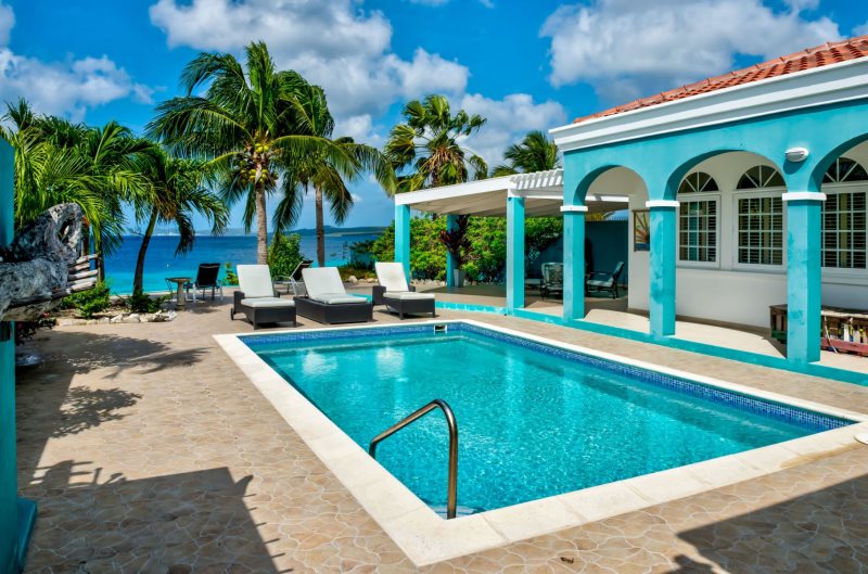A beautiful cosy oceanfront villa with 3 bedrooms with the colours as blue as the Caribbean ocean