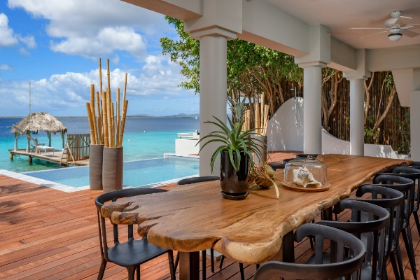Aan de Caribisch zee vind u Villa Seru Di Santu, dé perfecte villa for groepen of families dicht bij het stadscenrum.