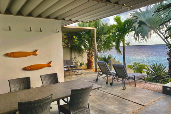 Casa Ventana is een mooi en modern huis met directe toegang tot de oceaan en een prachtig zwembad.