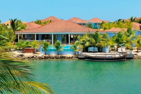 Ocean Breeze Villa 2 is gelegen op het kleine luxe resort genaamd 