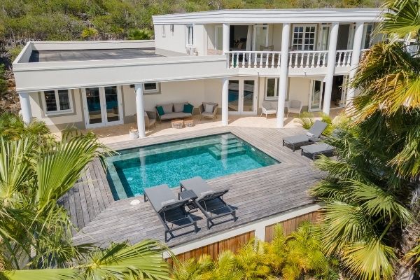 Deze klassieke villa met zeezicht heeft een privé zwembad, jacuzzi en groot balkon