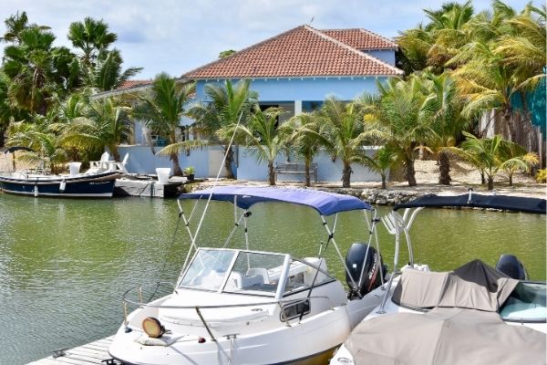 Ocean Breeze Villa 5 is gelegen op het kleine luxe resort genaamd 