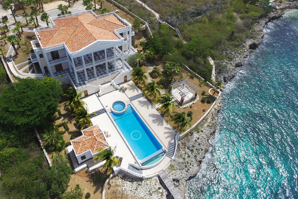 Villa Isla Bella is a beautiful oceanfront villa. The villa has a Jacuzzi overflowing into a huge infinity pool.