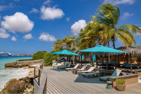 All-inclusive resort te huur! The Bonairian heeft plek voor 18 mensen en heeft een eigen zand strand.
