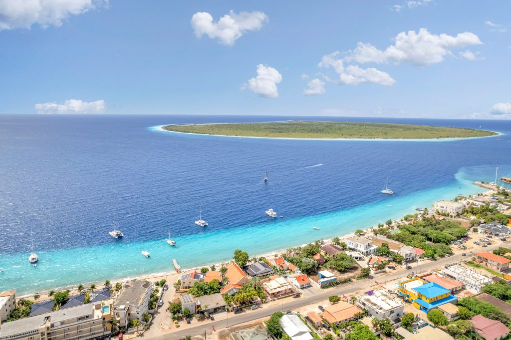 Lees meer over dit geweldige project waarbij plastic vervuiling wordt tegengegaan en Bonaire langer zijn schoonheid bewaart.