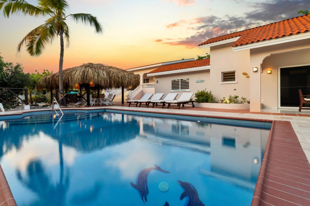 Luxe villa met een groot magna zwembad in een prachtige tropische tuin met veel privacy. Een paradijs voor uw vakantie op Bonaire.