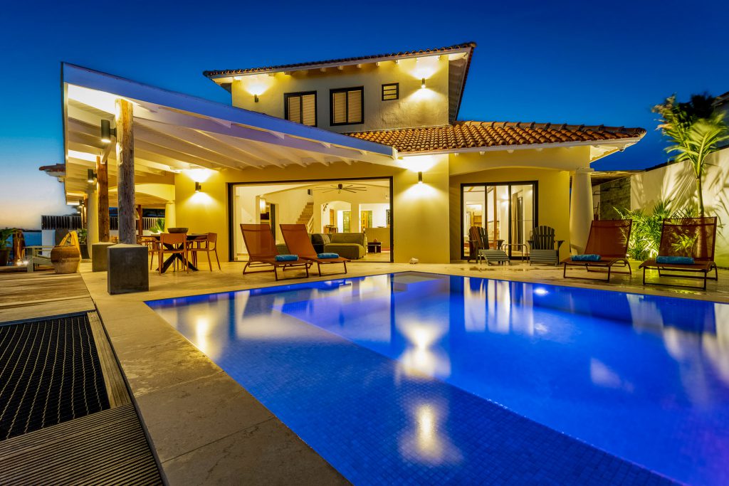 Nieuw in de verhuur! Een stijlvolle zespersoons vakantievilla met een prachtige buitenkeuken, een heerlijk privé zwembad, aan het water met uitzicht over de Laguna Marina.