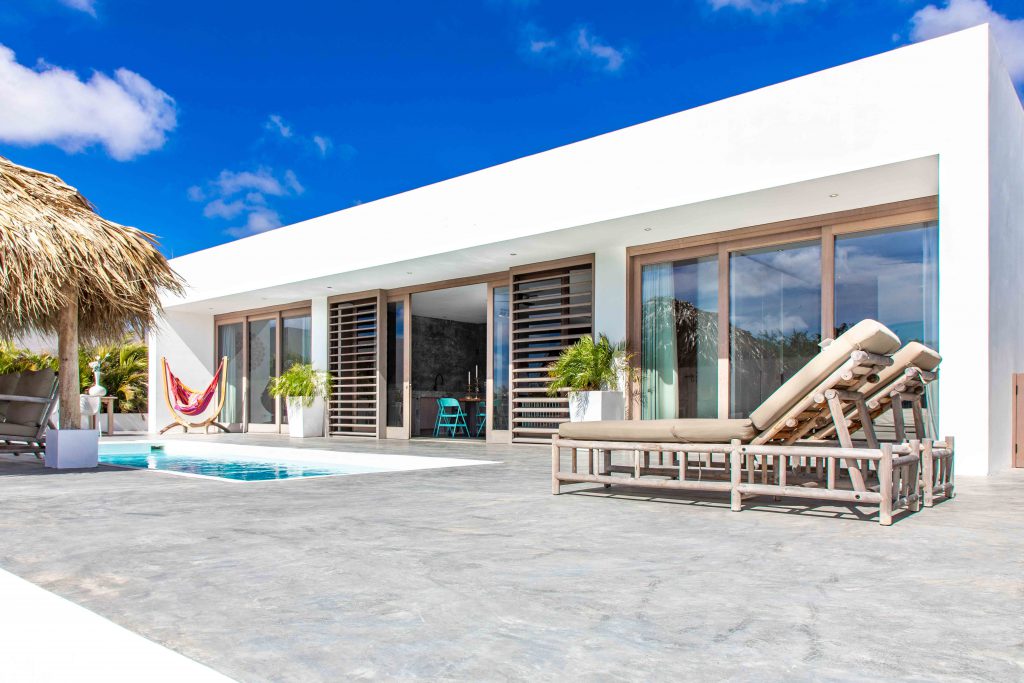 Welkom bij een moderne, luxe, minimalistische en slimme villa op Bonaire met twee slaapkamers, twee badkamers en een magnapool