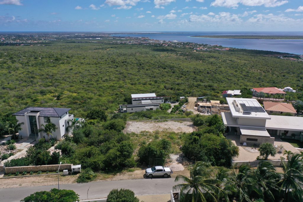 Te koop: Een bouwperceel op Bonaire met spectaculair uitzicht op Kralendijk. Perfect voor uw Caribische droomhuis.