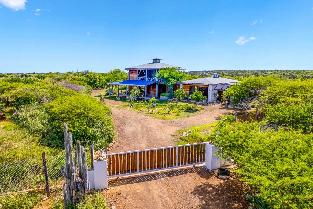 For sale, Luga Aleha S5: uniquely constructed home with 2 bedrooms amidst the nature of Bonaire, featuring 53,646 m2 of private land.